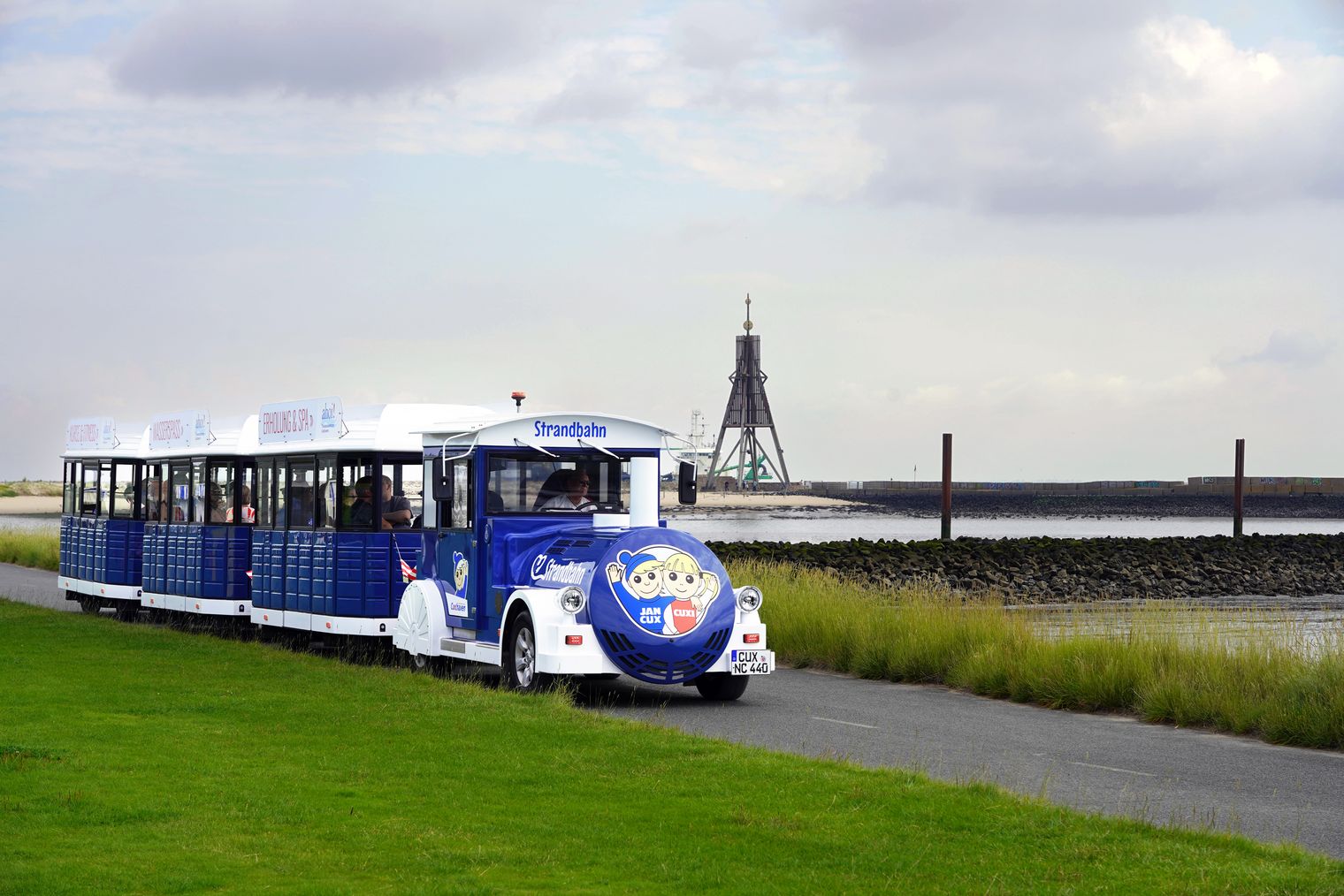 Eine Strandbahn fährt durch die Grimmershörnbucht 