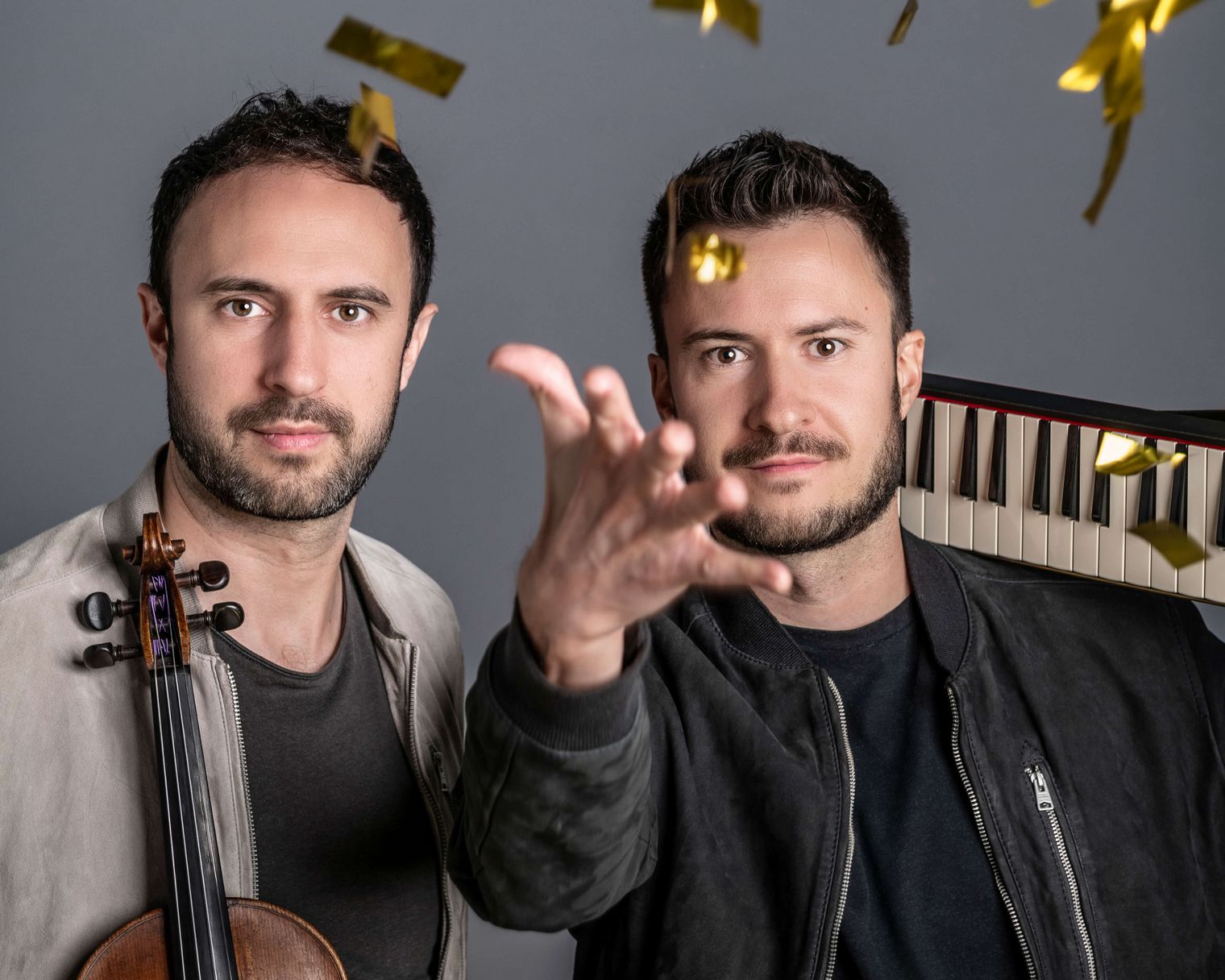 Das Duo Ass Dur schmeißt Konfetti in die Luft