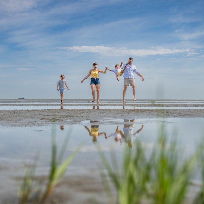 Familienidylle mit Wasserspiegelung im Weltnaturerbe Wattenmeer