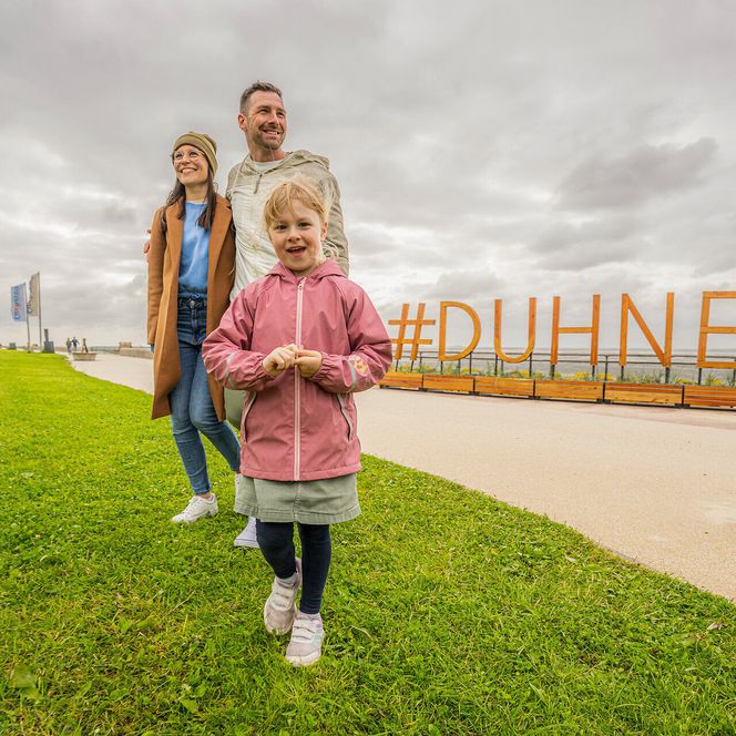 Eine Familie auf dem Deich in Duhnen