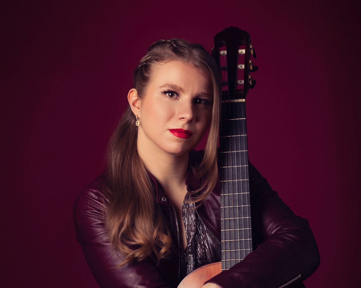 Laura Lootens mit ihrer Gitarre im Arm