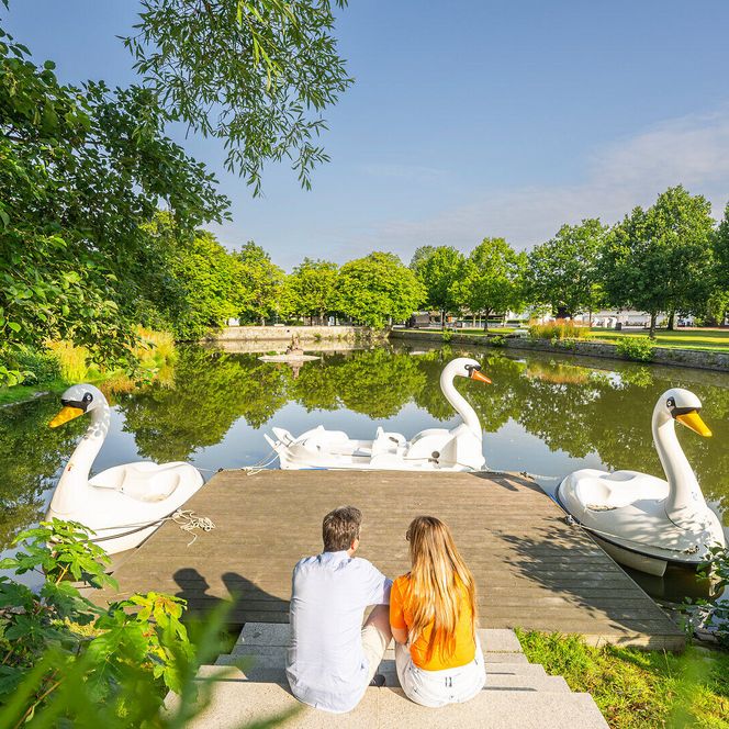 Ein Paar sitzt am Steg im Kurpark