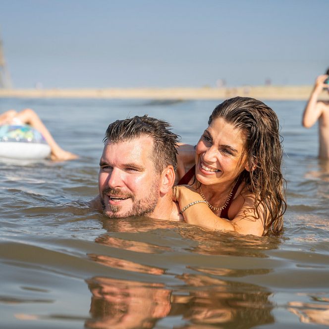 Ausgelassenes Badeglück der Familie im Nordseewasser vor Döse