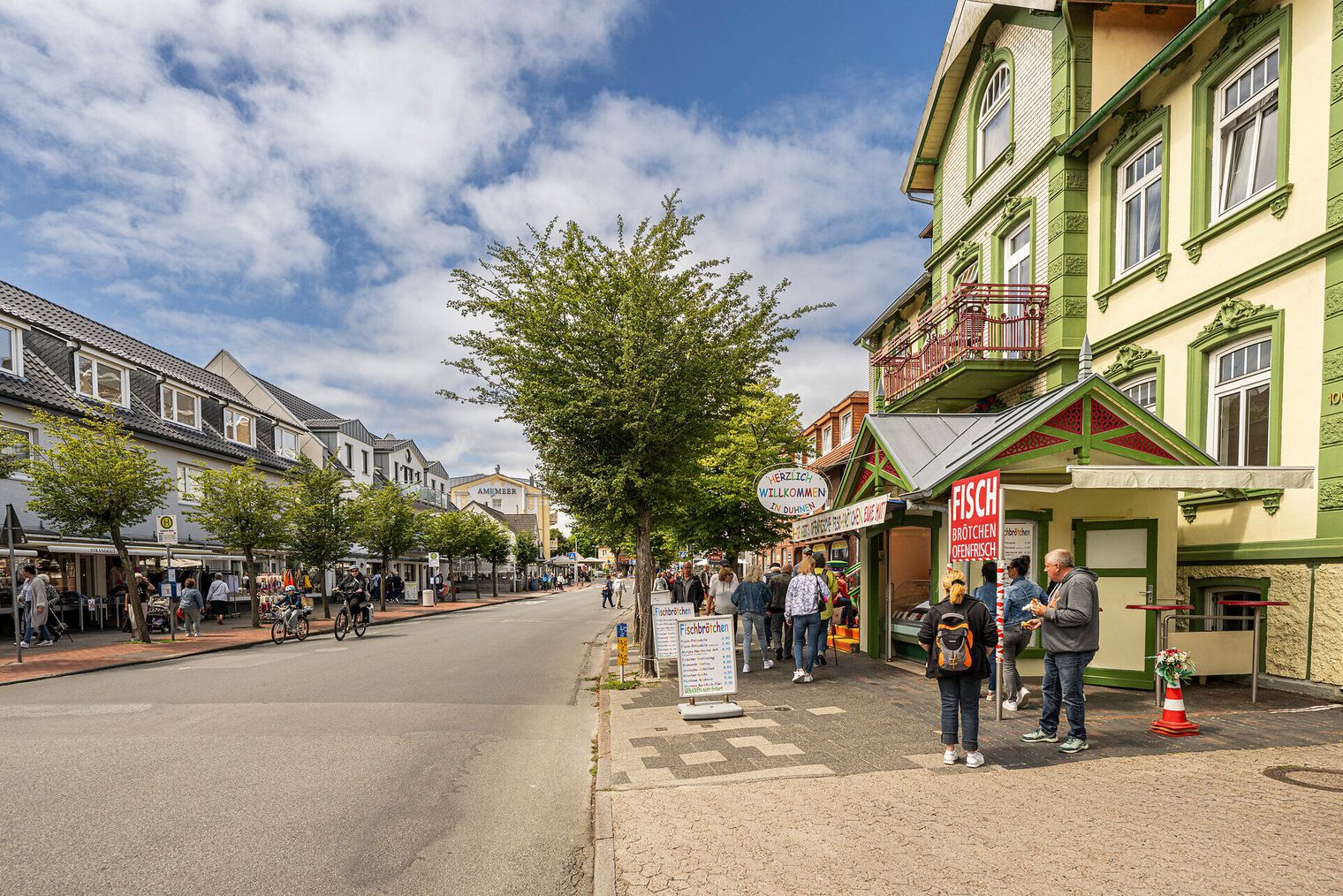 Die belebte Einkaufsstraße von Duhnen