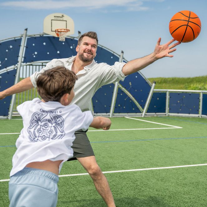 Dynamischer Ballwechsel beim Familien-Basketball in Cuxhaven
