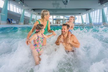 Eine Familie im Wellenbad im ahoi!