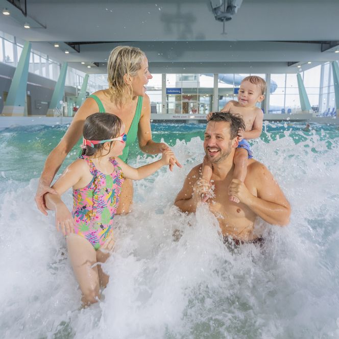 Familie im Wellenbecken des Thalassozentrum ahoi!