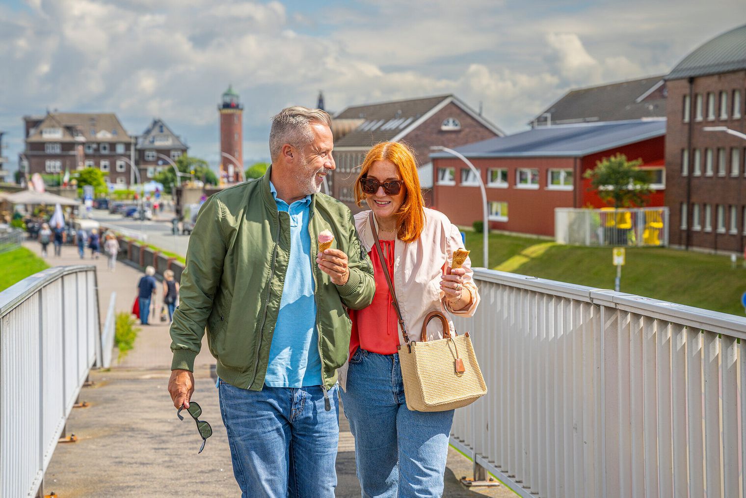 Ein Paar spaziert durch Cuxhaven