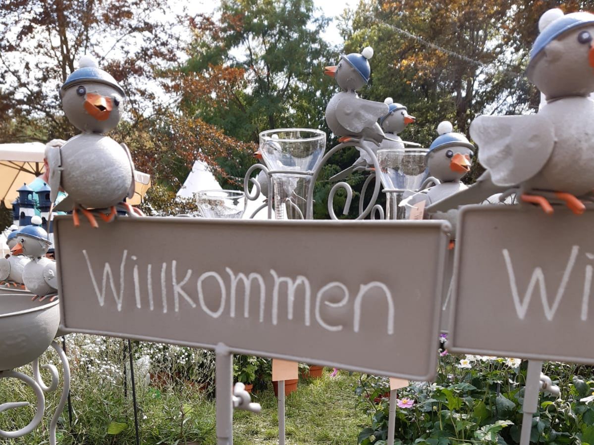 Willkommens-Schild mit Vögeln