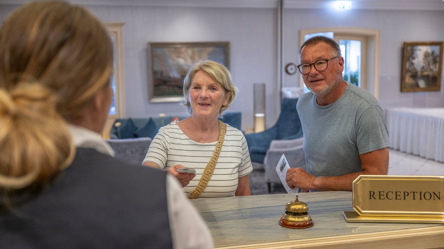 Persönlicher Empfang und Beratung an der Rezeption im Strandhotel Duhnen
