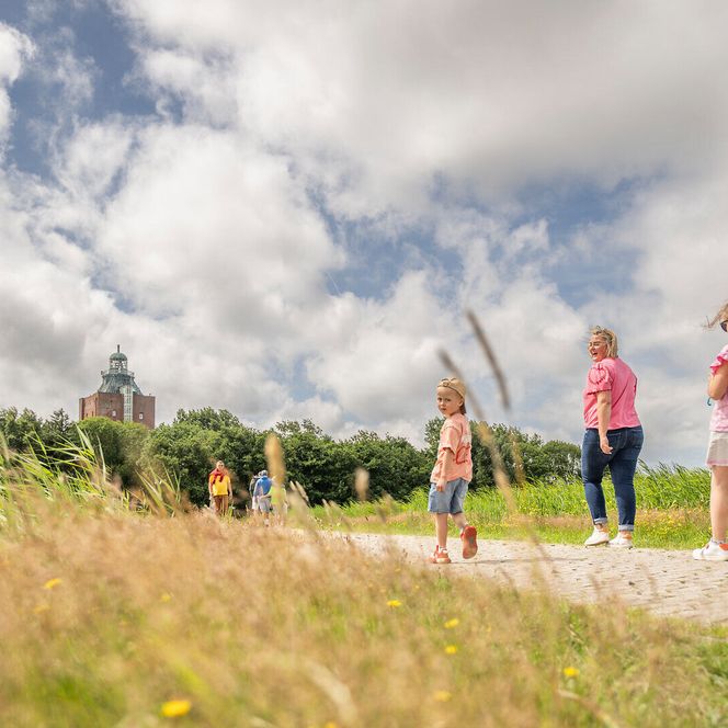 Kinder spielen auf Neuwerk