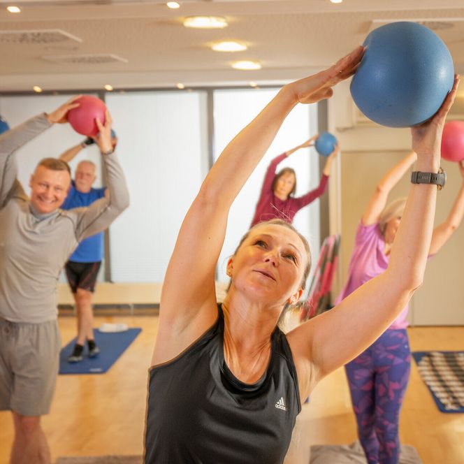 Eine Pilates Lehrerin macht eine Übung vor im ahoi!