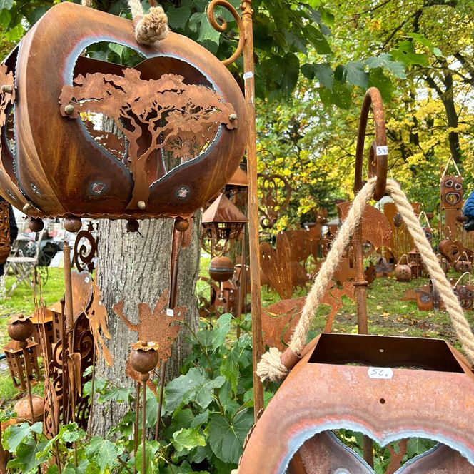 Gartendeko aus Metall in einem Park