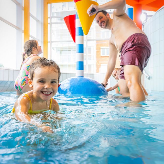 Familie im Kinderbereich im ahoi!