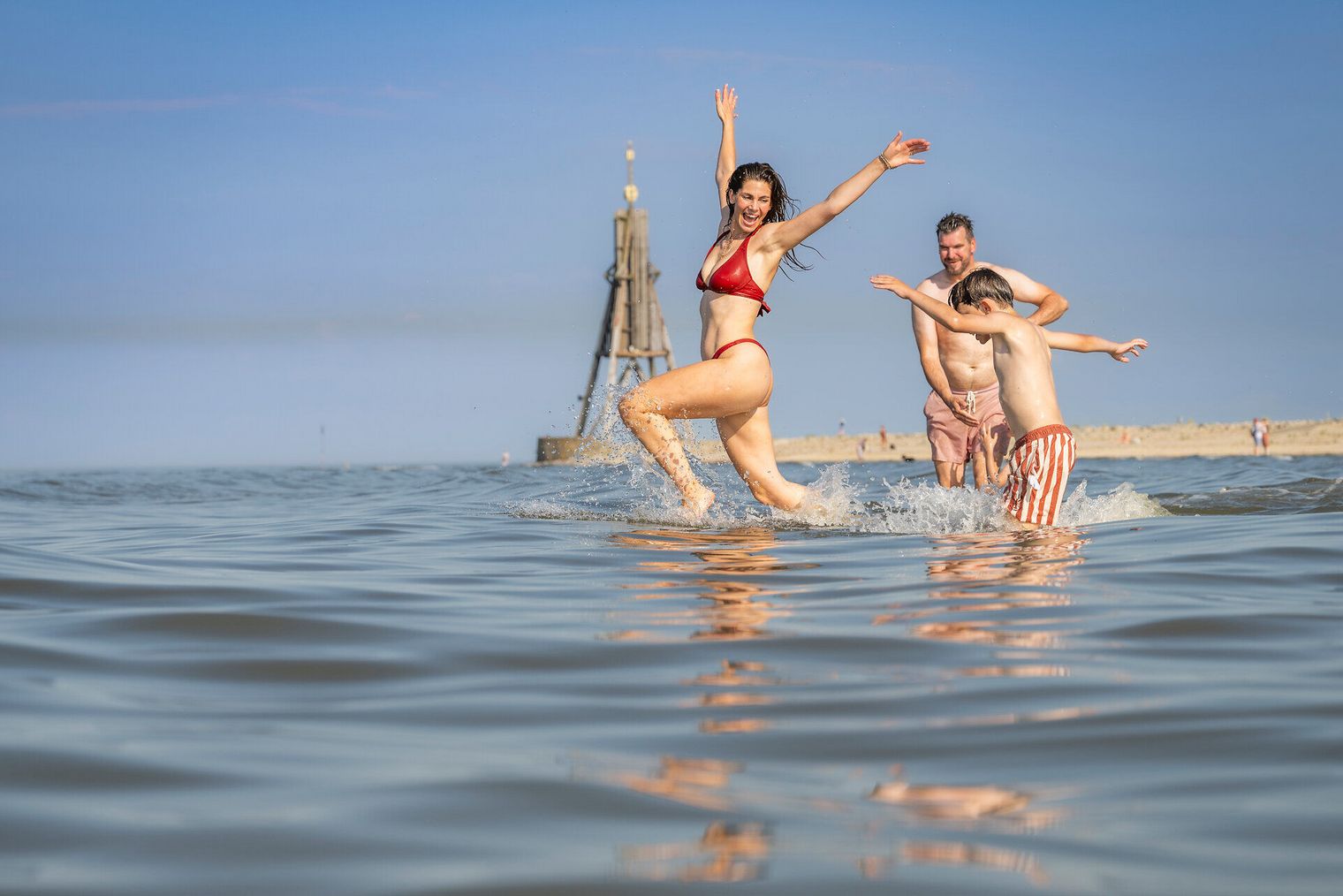 Pure Lebensfreude und Action im Wasser vor der Kugelbake Döse