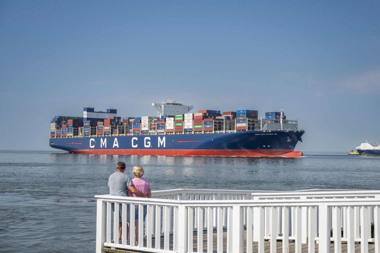 Ship Spotting an der Alten Liebe: Riesiges Containerschiff passiert Cuxhaven