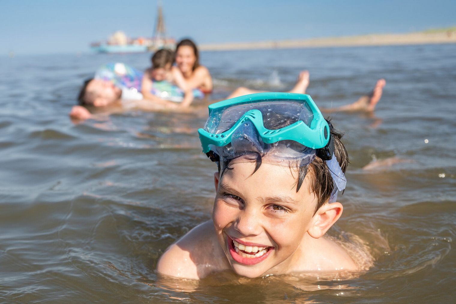 Strahlendes Kinderlachen beim Schnorcheln und Baden in der Nordsee