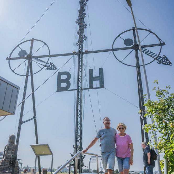Urlauberpaar am historischen Seezeichen Semaphor an der Alten Liebe