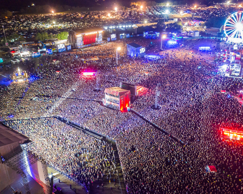 Musikfans feiern beim Deichbrand Festival.