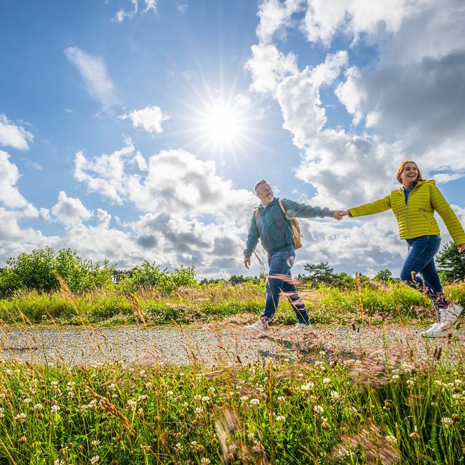 Ein Paar macht eine Wanderung durch die Küstenheide