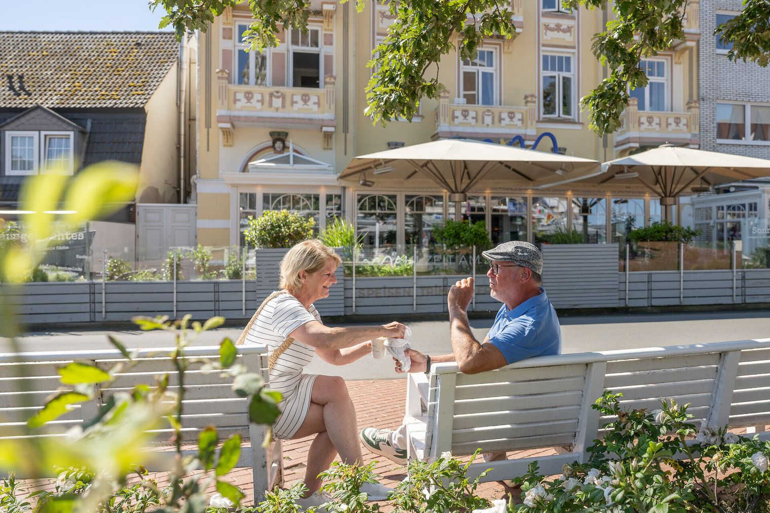 Pause auf der Parkbank im Zentrum von Duhnen