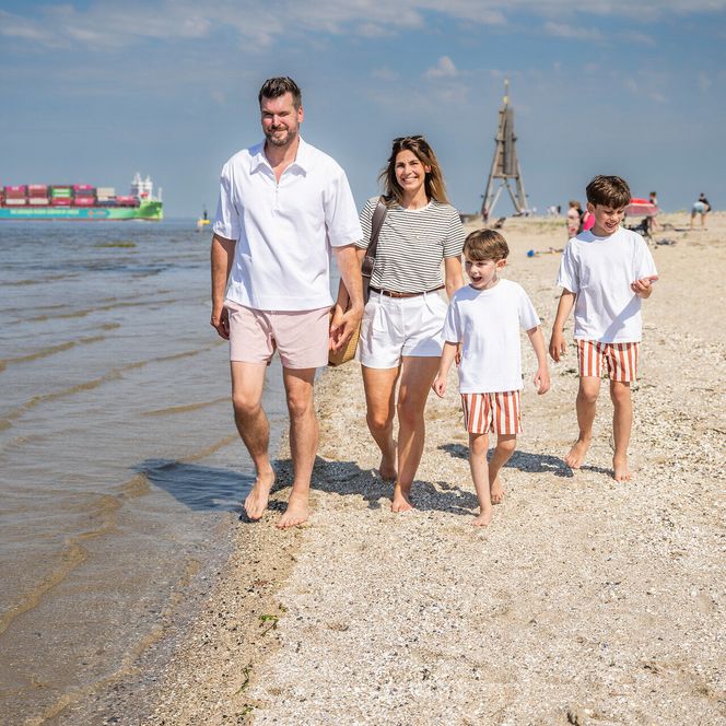 Sommerlicher Familienspaziergang am Muschelstrand vor der Kugelbake