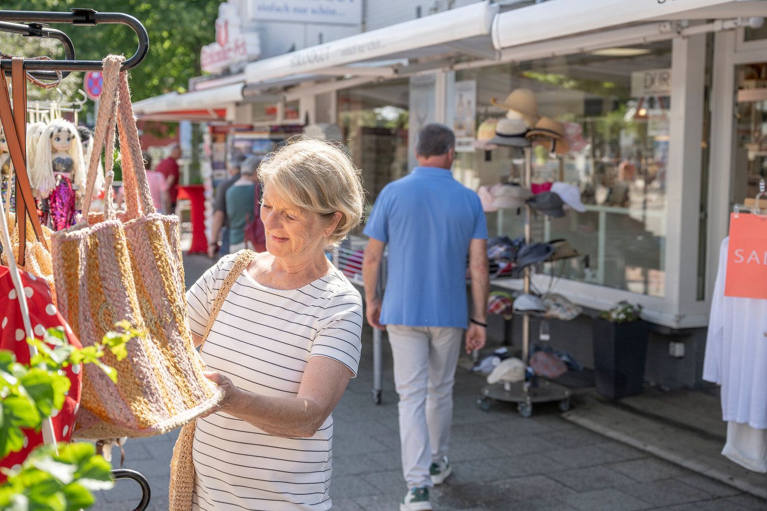 Shoppingtour und Souvenirs in der Einkaufsstraße von Duhnen