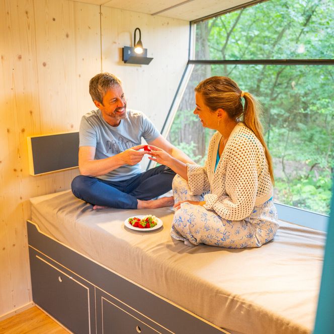 Ein Paar in den Sleep Spaces in Sahlenburg