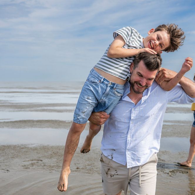 Familienglück und Toben im seichten Wasser des Wattenmeers