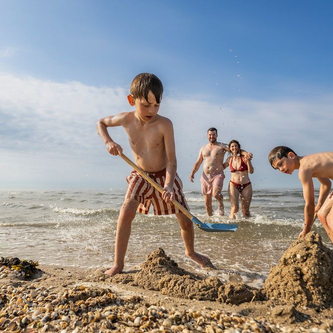 Burgenbauer am Werk: Kinder buddeln am Nordseestrand in Cuxhaven