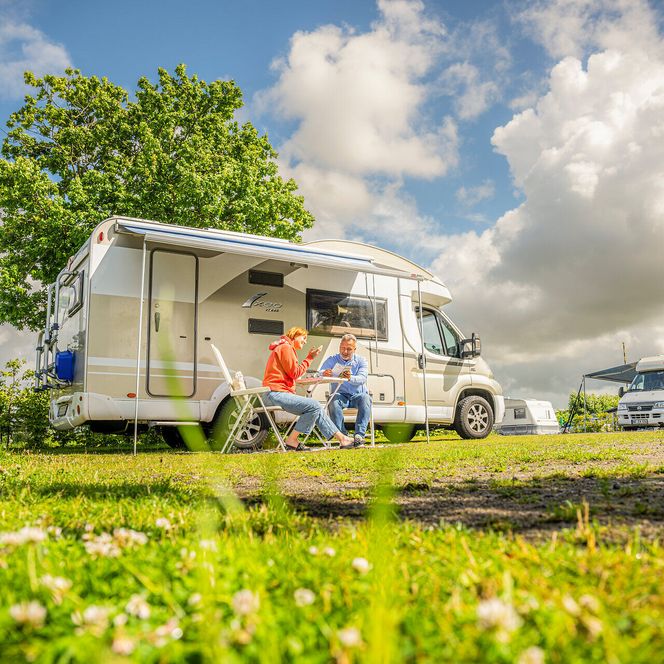 Ein Paar auf dem Campingplatz in Altenbruch