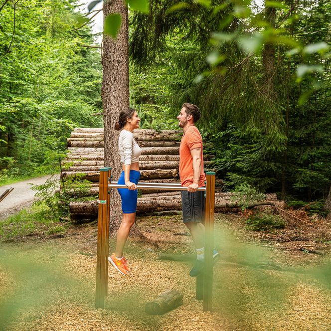 Pärchen trainiert beim Trimm-Dich-Pfad
