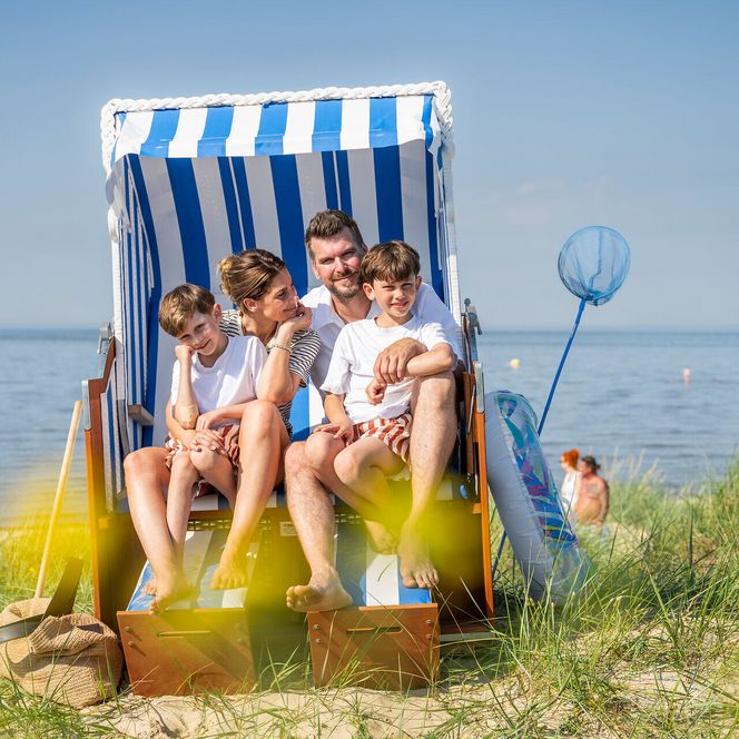 Gemütlicher Familientag im blau-weiß gestreiften Strandkorb in Döse