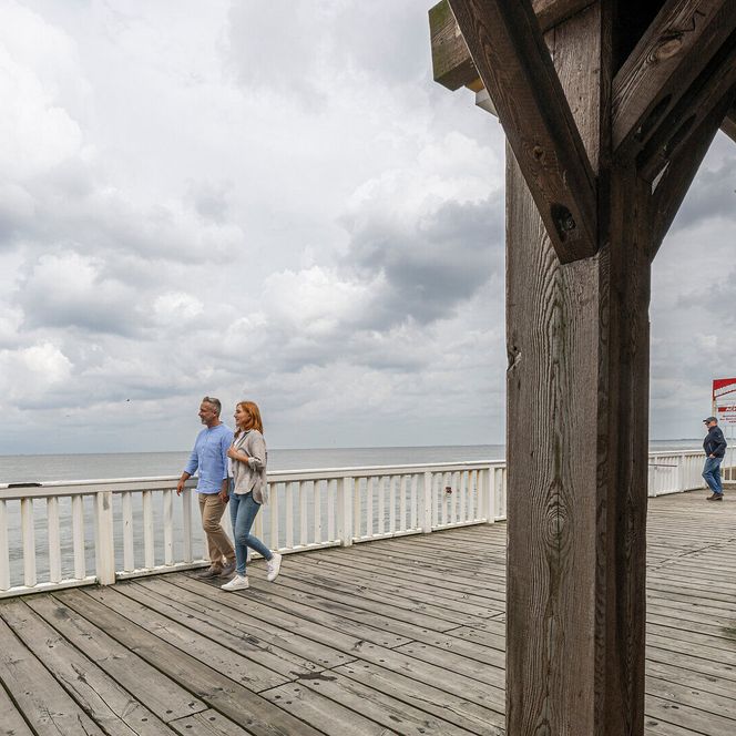 Ein Paar an der Alten Liebe in Cuxhaven