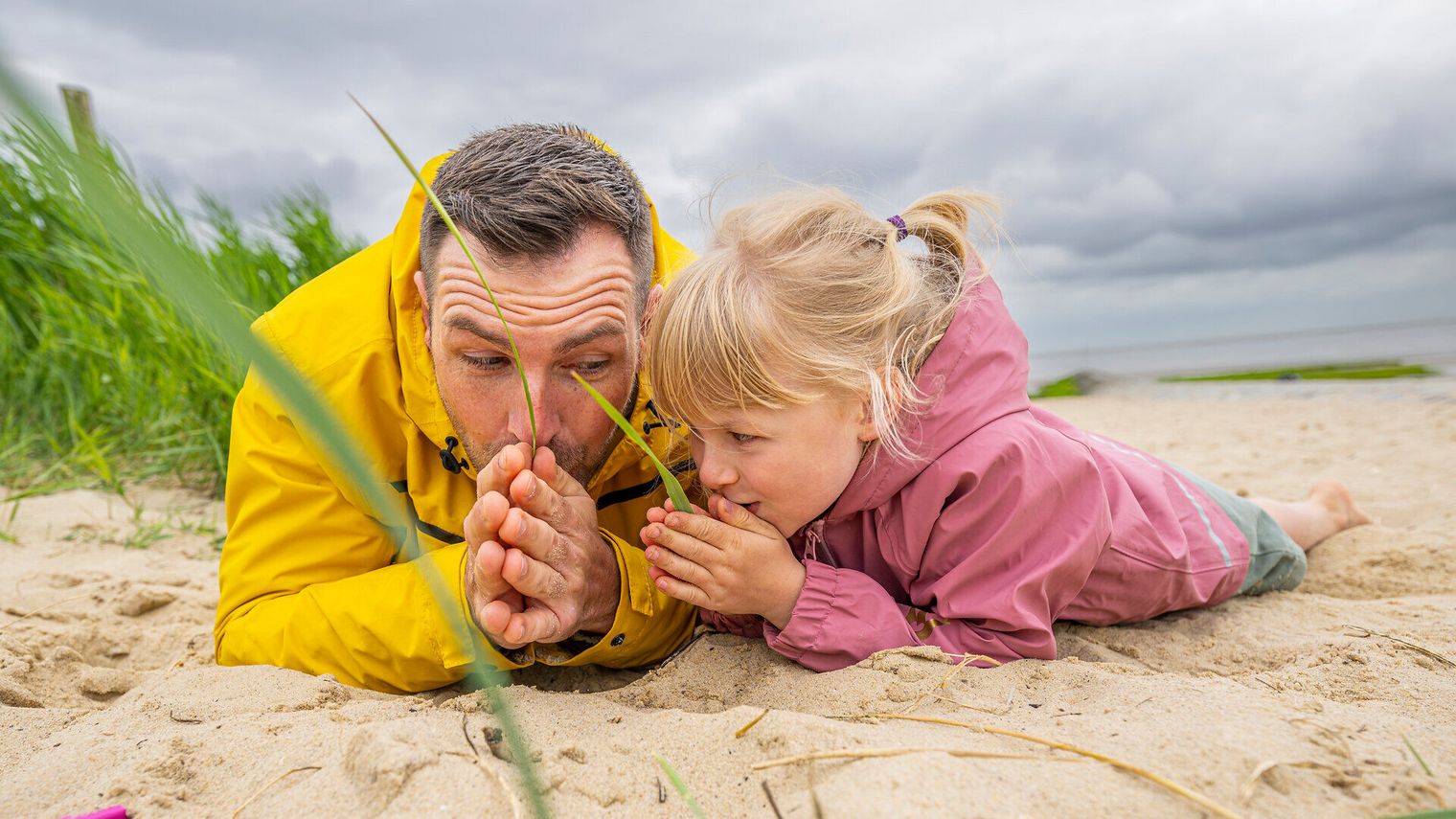 Papa mit Kind am Strand