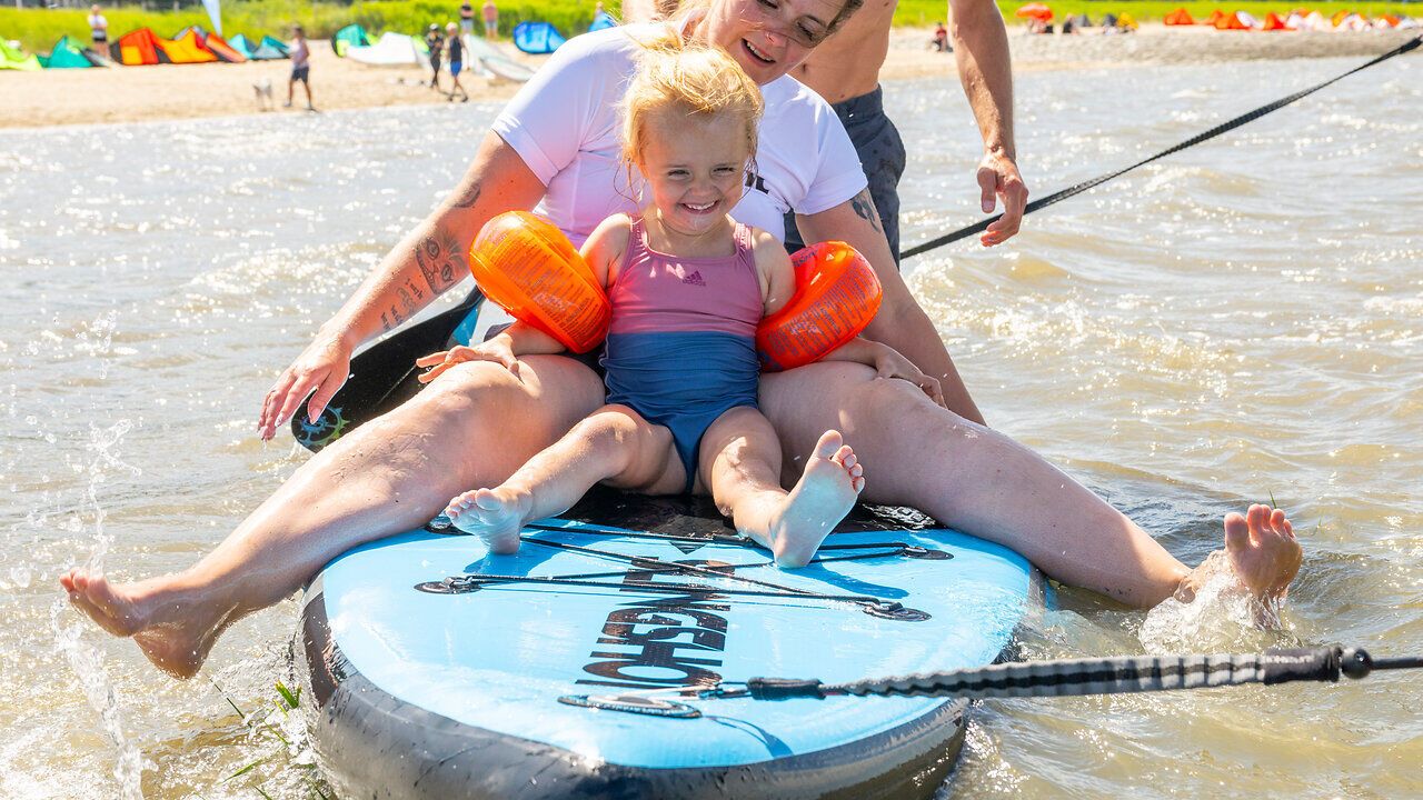 Eine Familie auf dem SUP in Sahlenburg