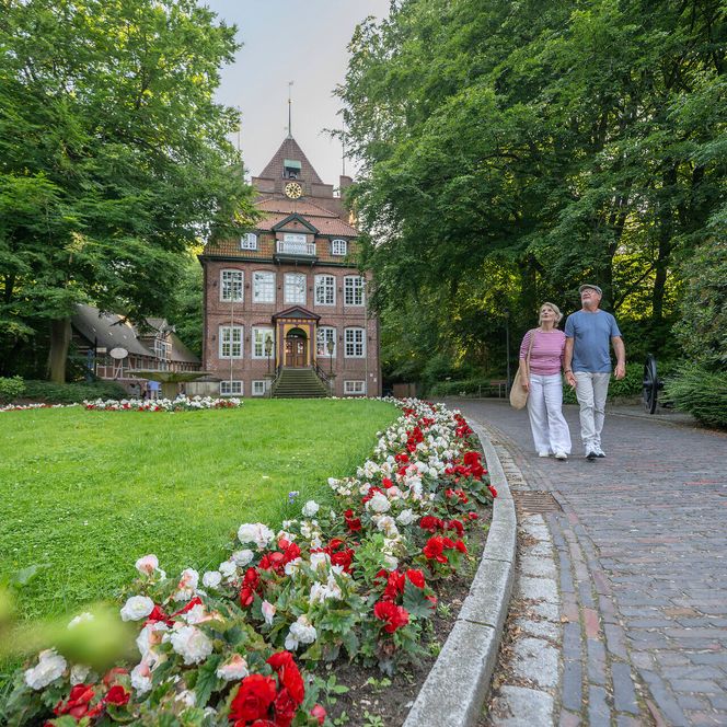 Spaziergang im blühenden Schlosspark am Schloss Ritzebüttel in Cuxhaven