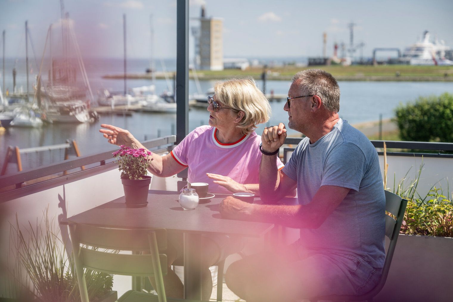 Entspannte Kaffeepause auf der Hafenterrasse am Yachthafen Cuxhaven