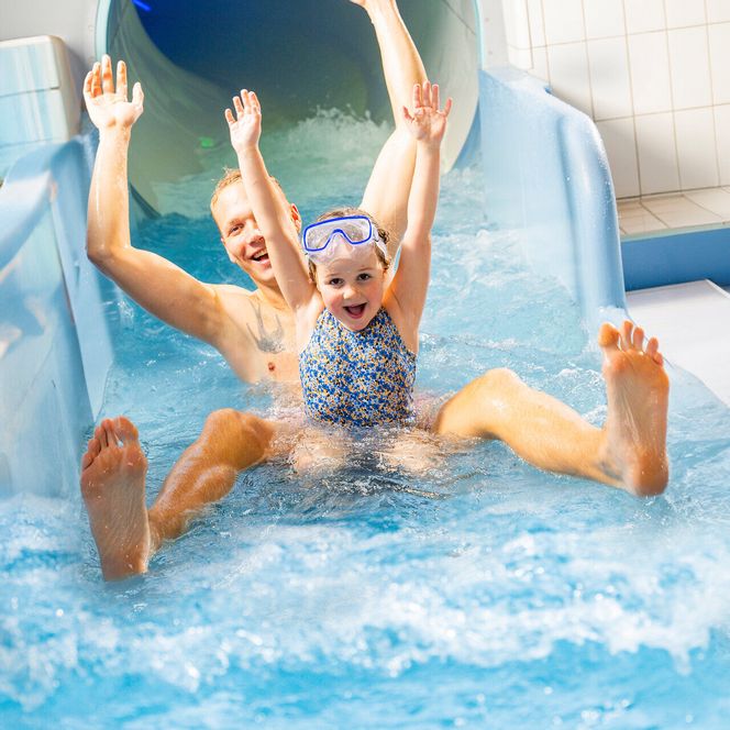 Kinder spielen im Kinderbecken im ahoi!