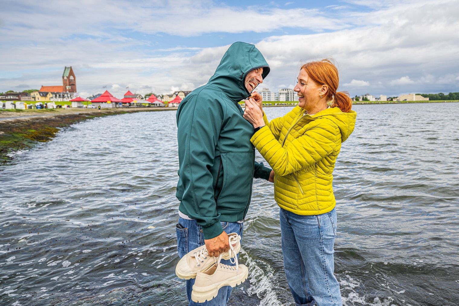 Ein Paar bei Nordseewetter in der Grimmershörnbucht