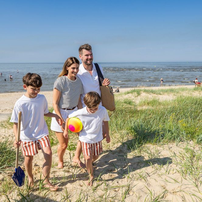 Familienausflug durch die Dünen zum Badestrand in Cuxhaven-Döse