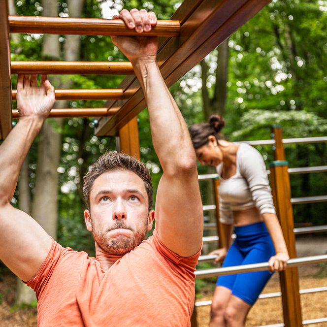 Mann trainiert beim Trimm-Dich-Pfad