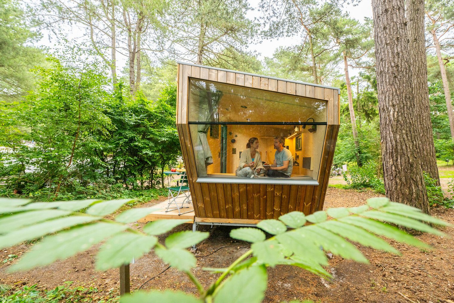 Ein Paar im Sleep Space im Wernerwald