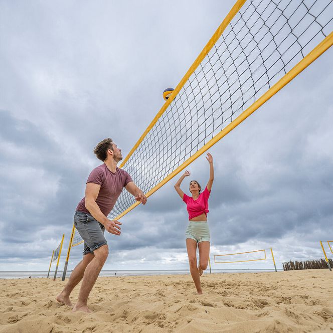 Volleyball spielendes Paar in Duhnen