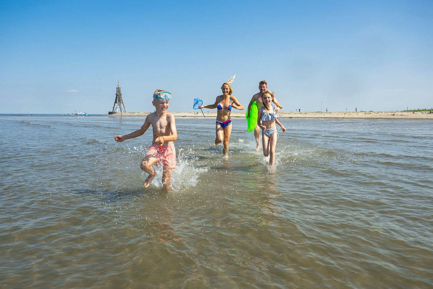 Eine Familie badet im Meer in Döse bei Cuxhaven