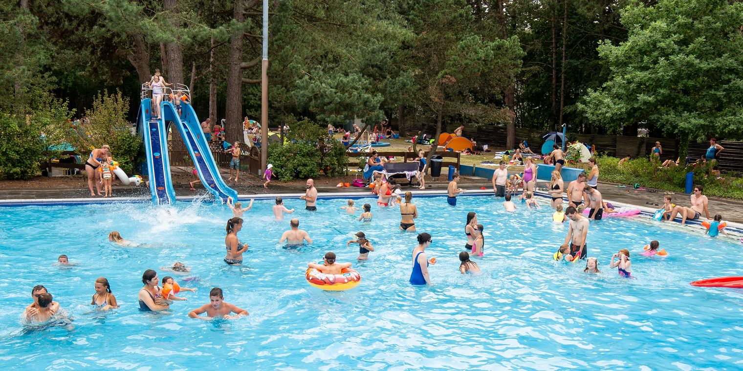 Volles Becken im Waldfreibad Sahlenburg