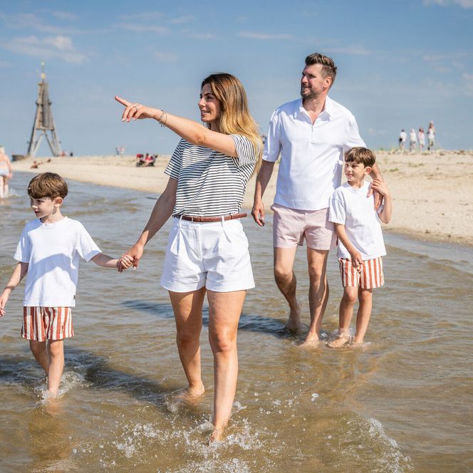 Strandspaziergang im flachen Wasser mit Blick auf die Kugelbake